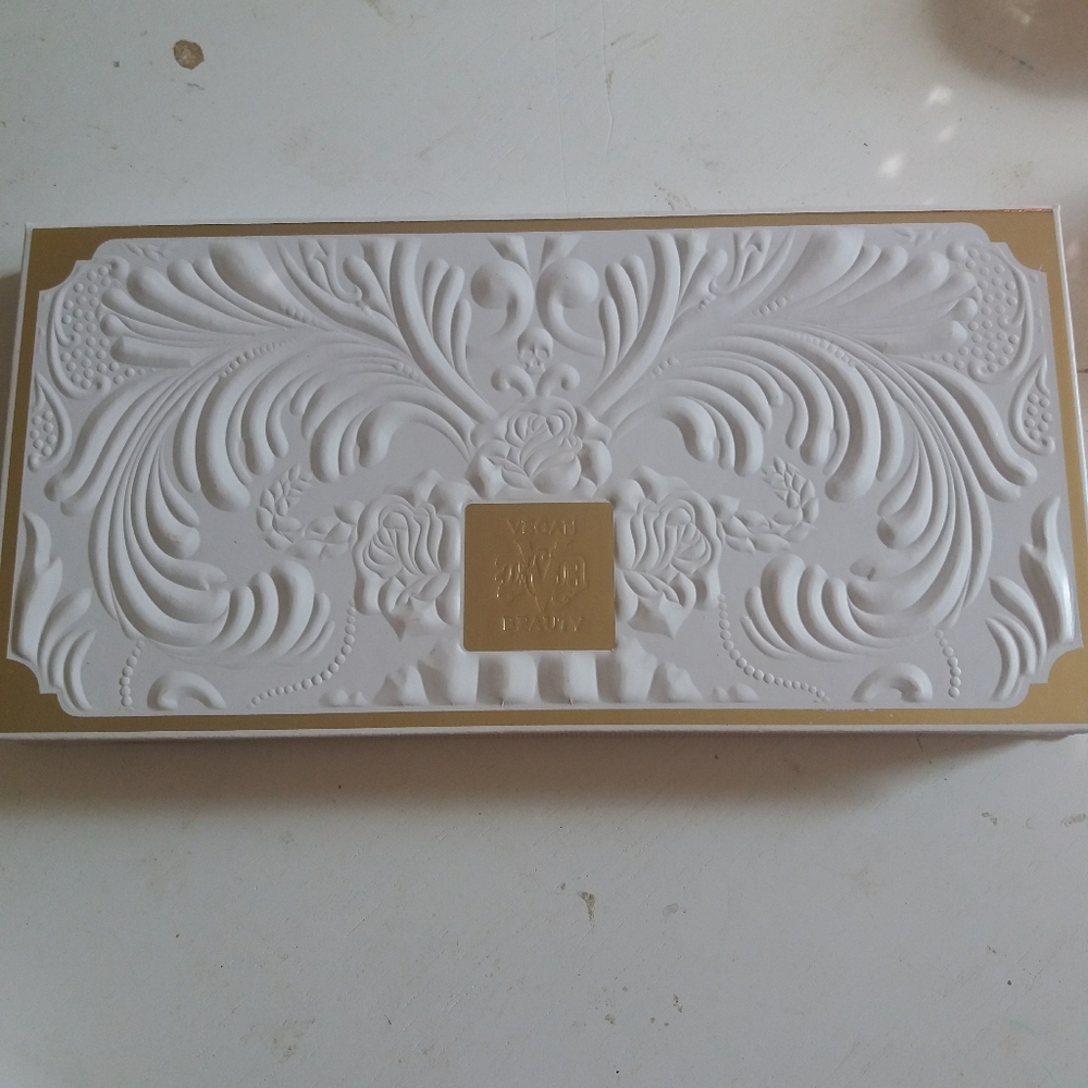 KvD Holiday 2020 palette